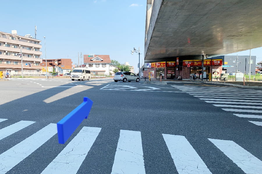 線路横を行き、鶴川街道を渡ります。