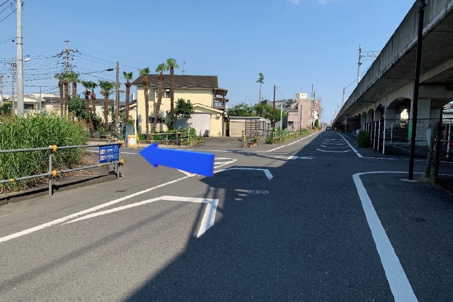 線路横の道を進み、T字路を左折します。